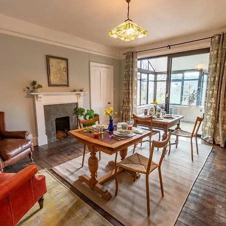 Nutsford House Bed & Breakfast-3